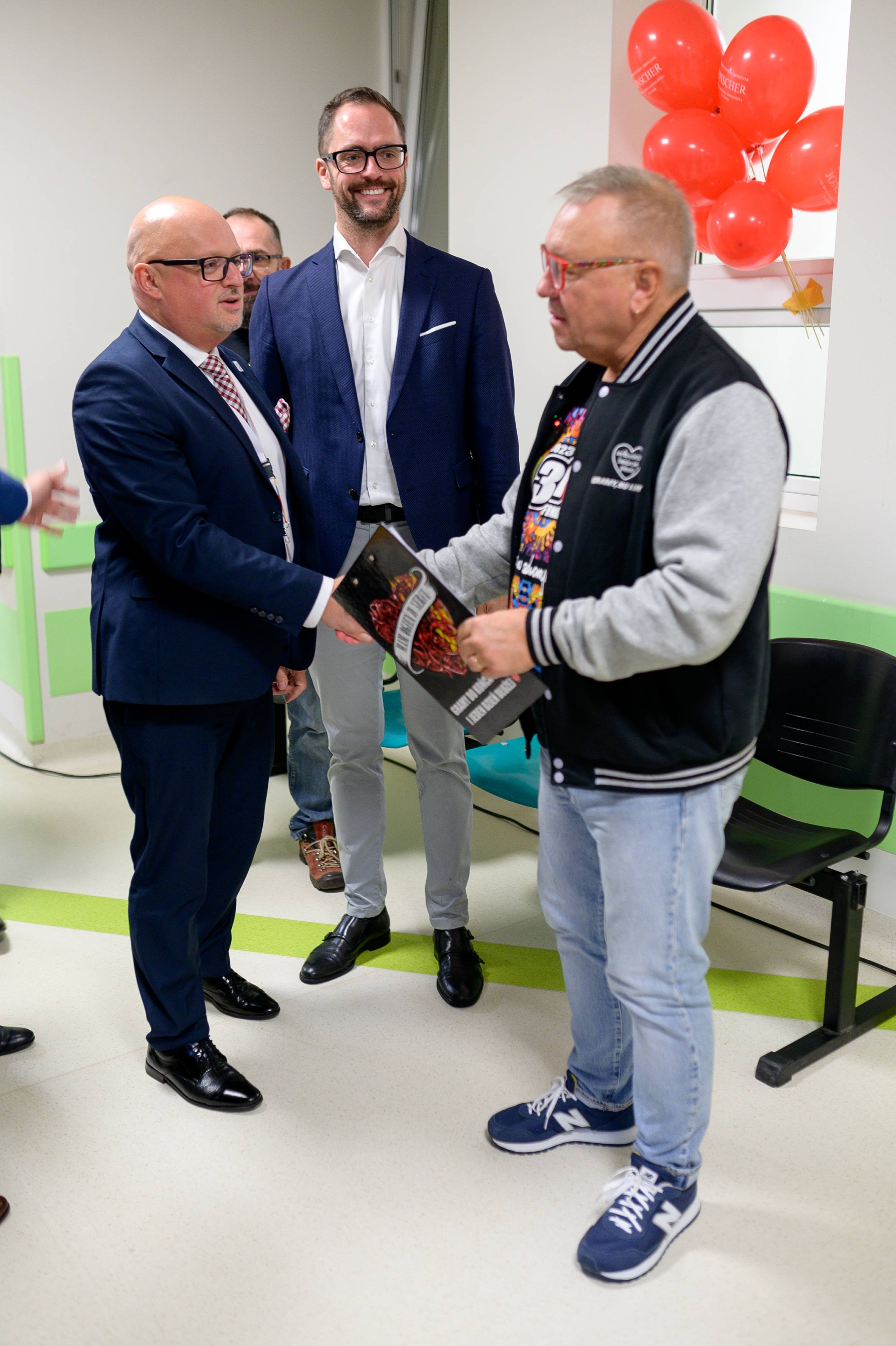 Miniatura zdjęcia 17: Uroczyste przekazanie sprzętu medycznego z Wielkiej Orkiestry Świątecznej Pomocy - zdjęcie 17
